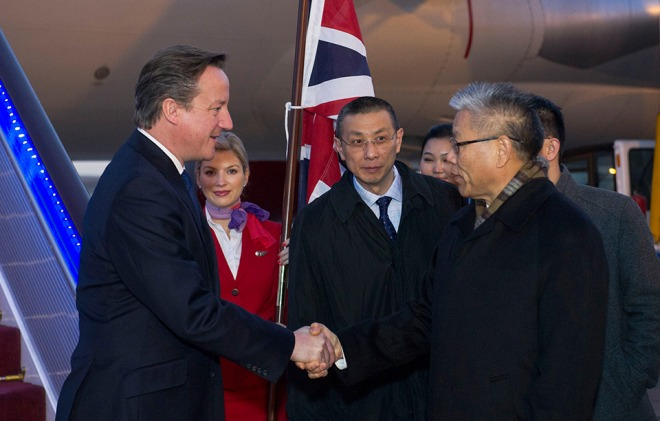 2013年12月2日，英国时任首相戴维·卡梅伦抵达北京，开始对中国进行为期三天的正式访问，林超伦（中）任随  ...
